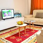 Sunny Flat In The Center Of Tirana, 2 Min. Walk * 티라나