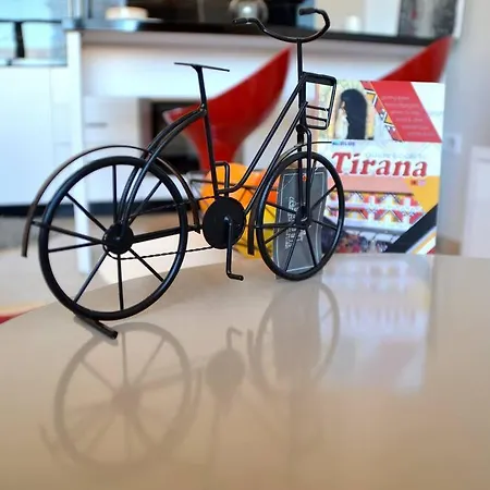 Sunny Flat In The Center Of Tirana, 2 Min. Walk Apartamento