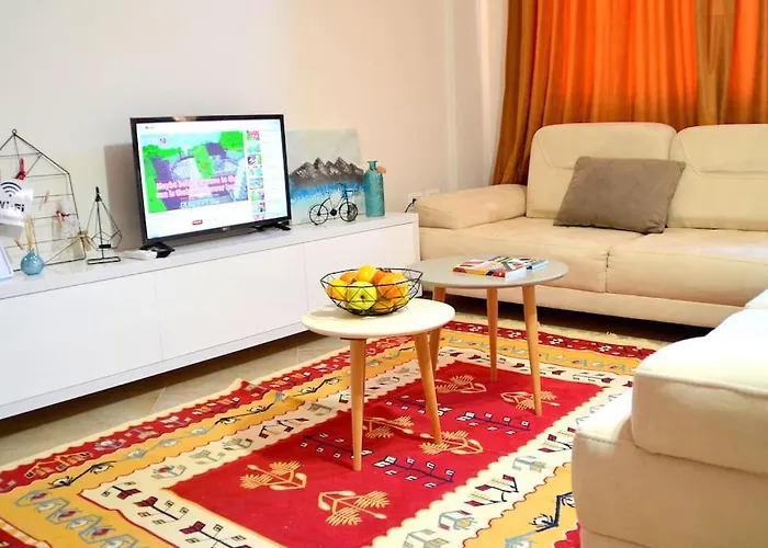 Sunny Flat In The Center Of Tirana, 2 Min. Walk * 地拉那
