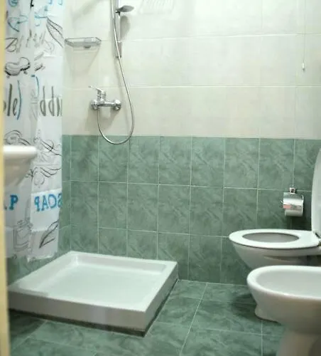 Sunny Flat In The Center Of Tirana, 2 Min. Walk * 地拉那