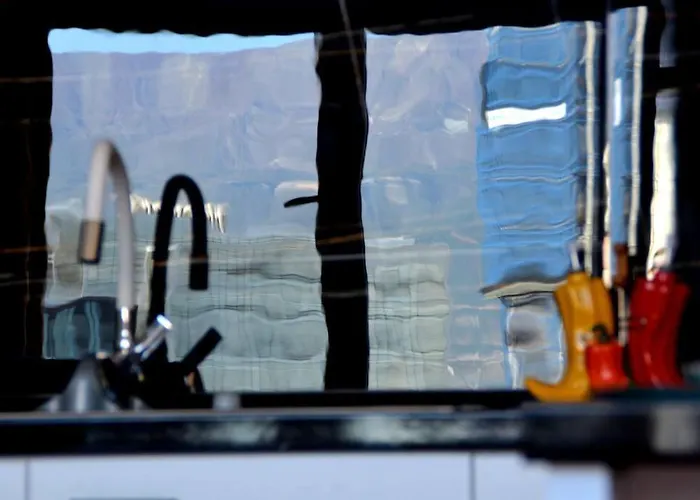 Sunny Flat In The Center Of Tirana, 2 Min. Walk 地拉那