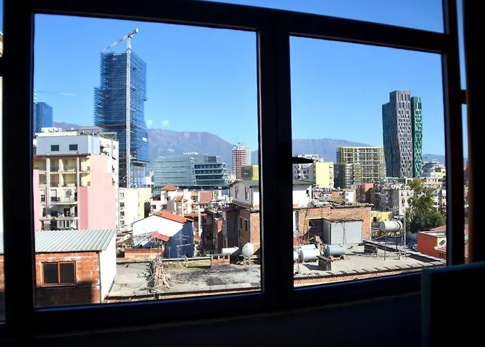 Sunny Flat In The Center Of Tirana, 2 Min. Walk * 地拉那